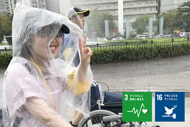 平和記念式典で車いす介助のボランティア