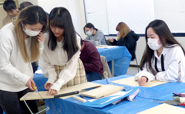 作図をする学生