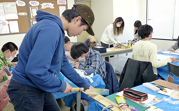 木を切る学生