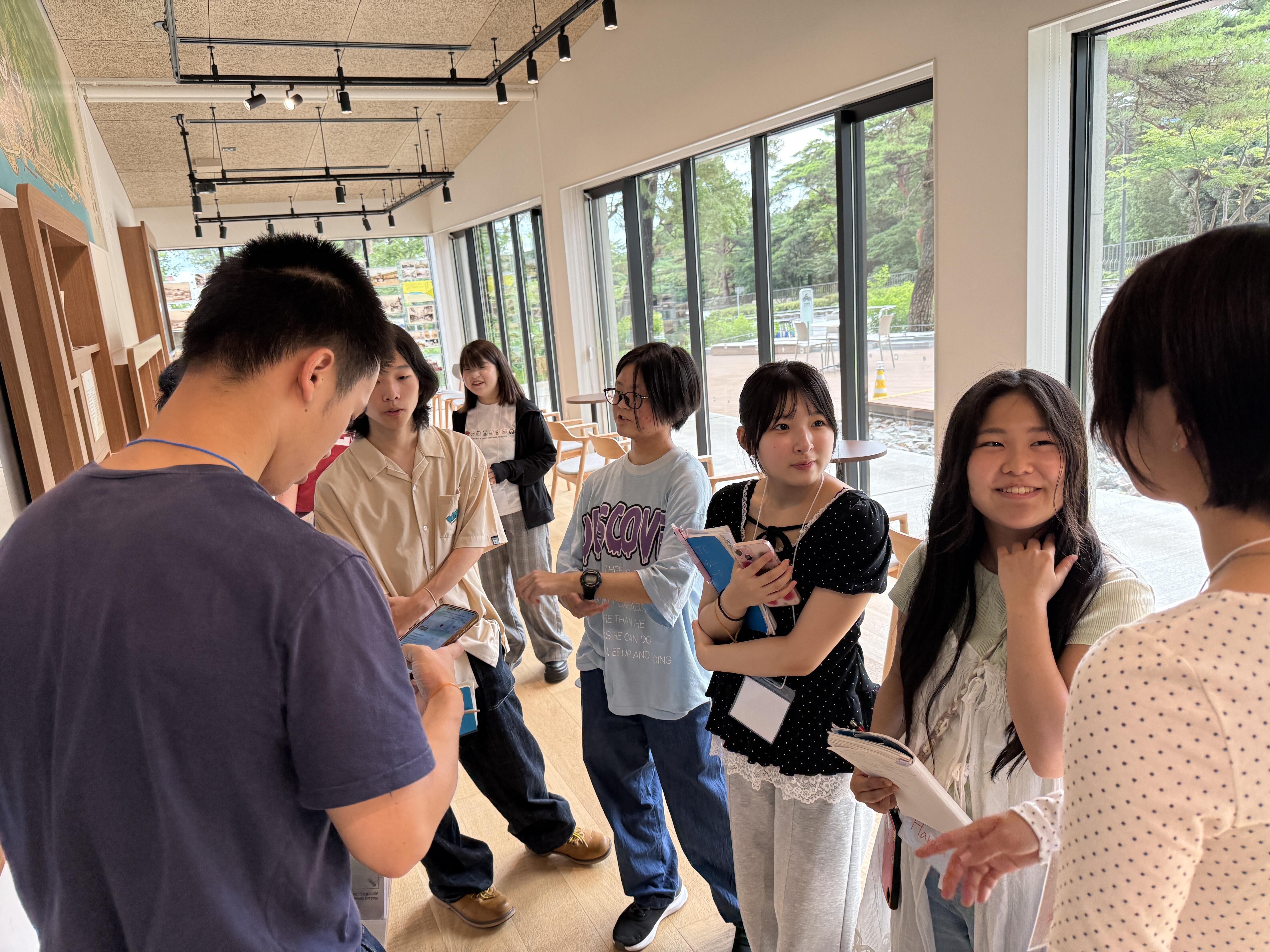 探索ツアーを行っている様子