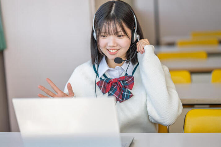 女子高生がオンラインで誰かと話している姿