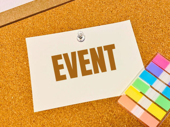 「EVENT」と書かれた紙がコルクボードに貼られている