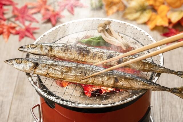 旬を迎えた２匹のサンマが七輪でこんがり焼かれている様子