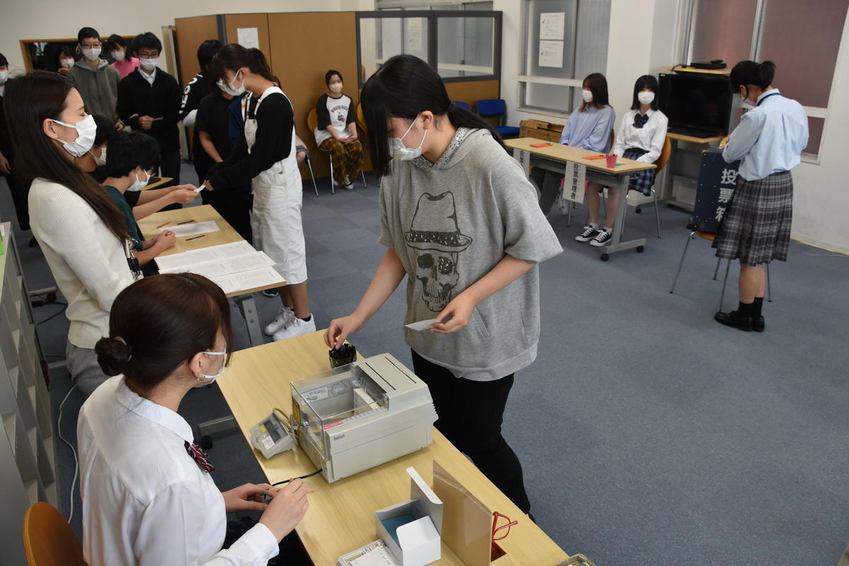 福岡キャンパスの模擬選挙の授業の様子