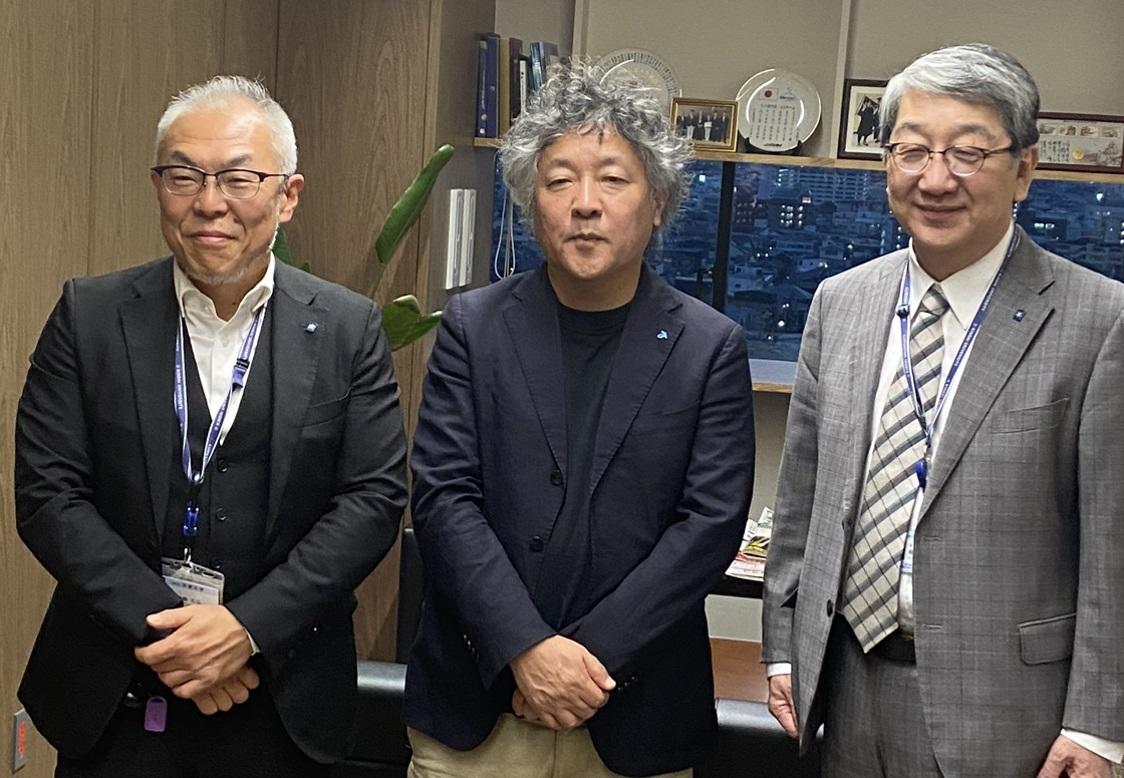 左:近畿大学通信教育部長 世耕石弘氏、右:近畿大学学長:細井美彦氏