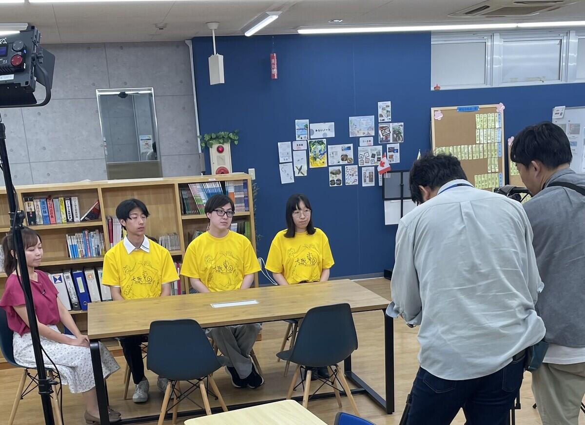 キャンパスでの取材の様子.jpg