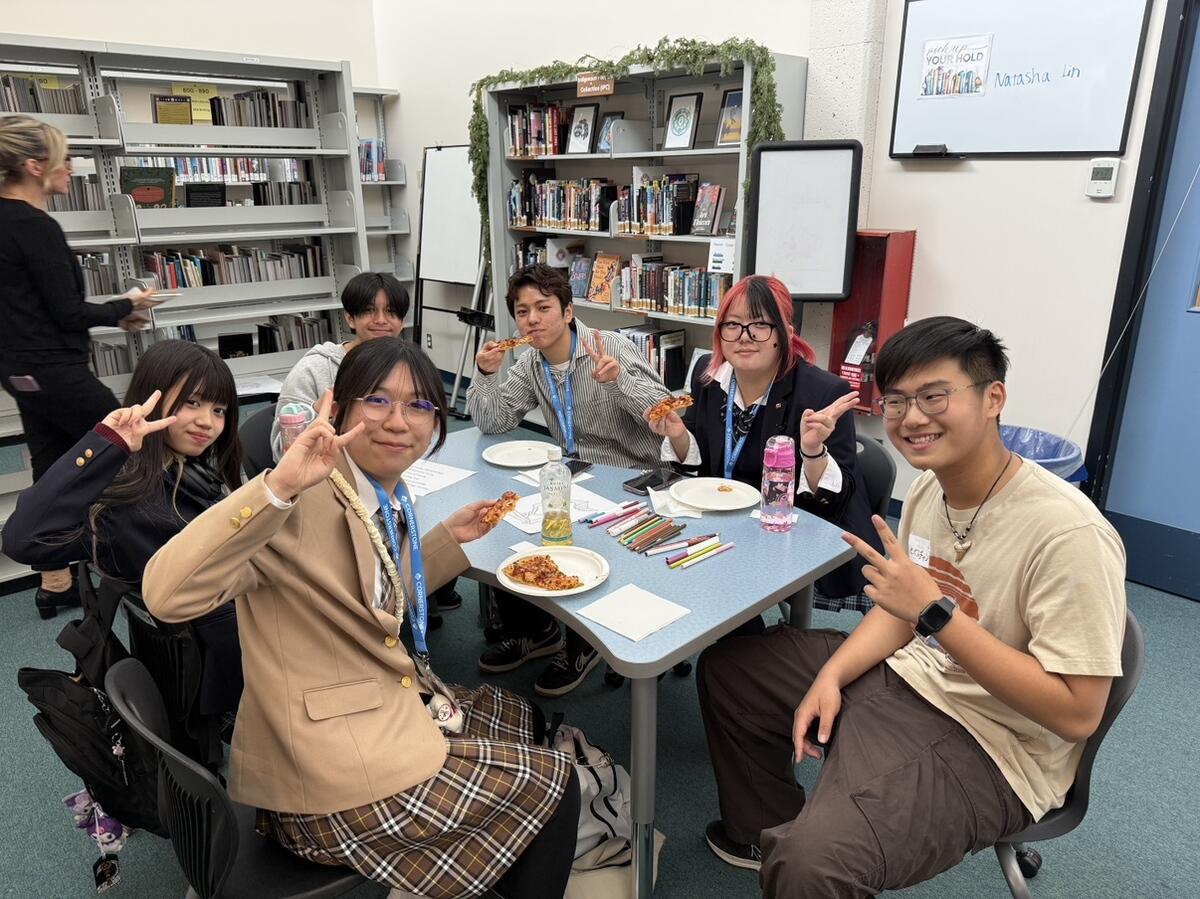現地の高校生と一緒にランチ