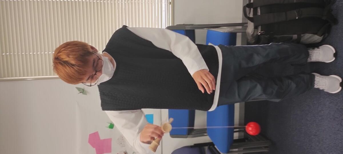 けん玉をしている生徒