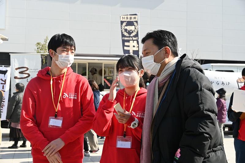 佐賀県知事の山口よしのり氏を案内する生徒