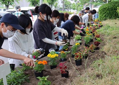 草場公園内でのゆめさが大学と合同清掃活動の様子