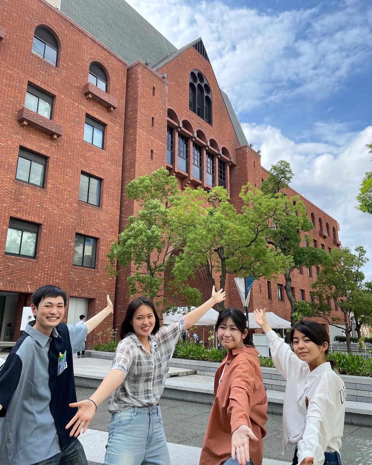 梅田キャンパスと京都キャンパスの生徒が一緒にパシャリ(撮影時のみマスクを外しています)