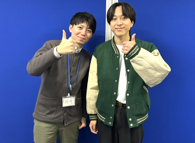キャンパスでのコーチと在校生の2ショット