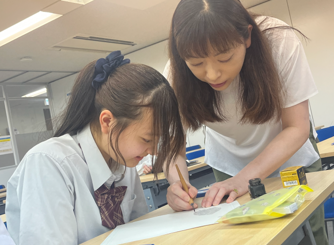 オープンキャンパスでコーチからマンガイラストコースを体験している様子